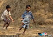 印度7岁男孩胸前长双脚 被认为是神的化身